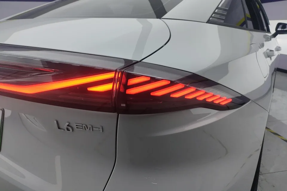 Geely Galaxy L6 1.5 EM-i DHT 140KM Long-distance Edition 2025 — миниатюра 2