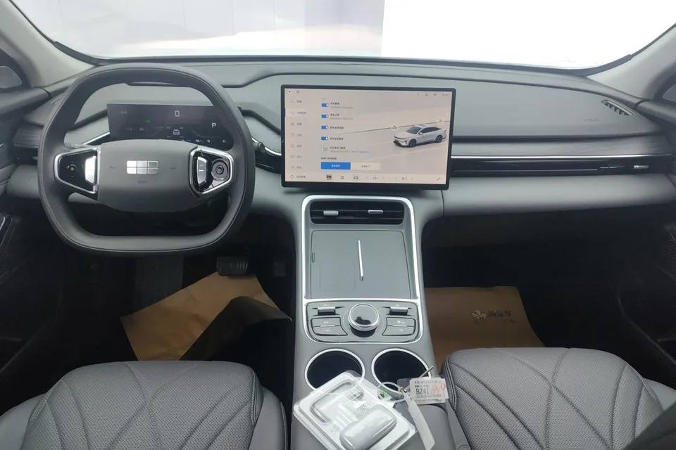 Geely Galaxy L6 1.5 EM-i DHT 140KM Long-distance Edition 2025 — миниатюра 3