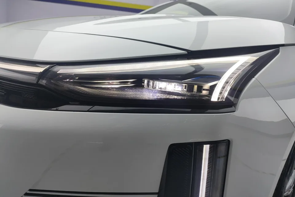 Geely Galaxy L6 1.5 EM-i DHT 140KM Long-distance Edition 2025 — миниатюра 4