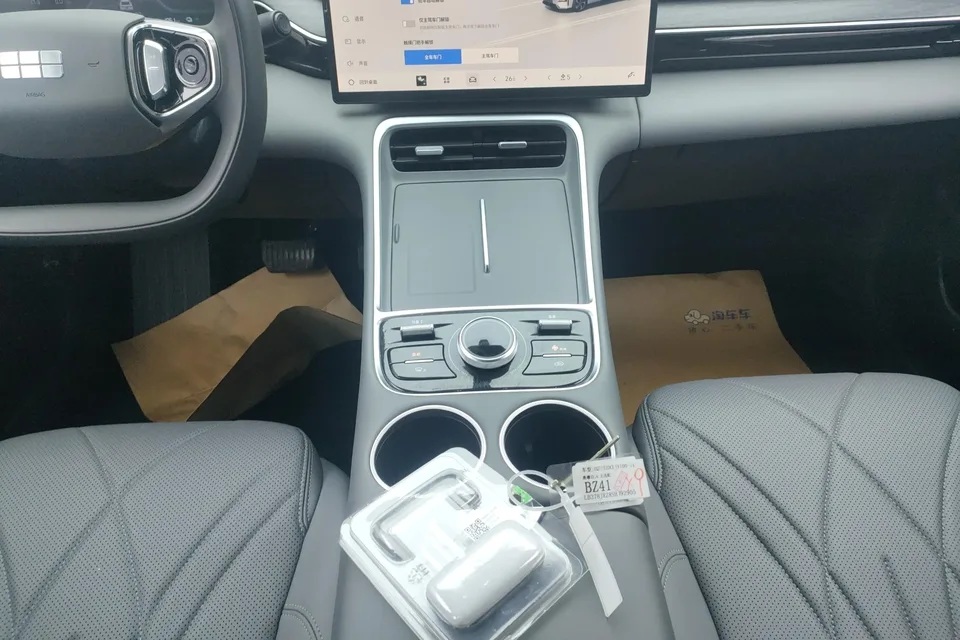 Geely Galaxy L6 1.5 EM-i DHT 140KM Long-distance Edition 2025 — миниатюра 5