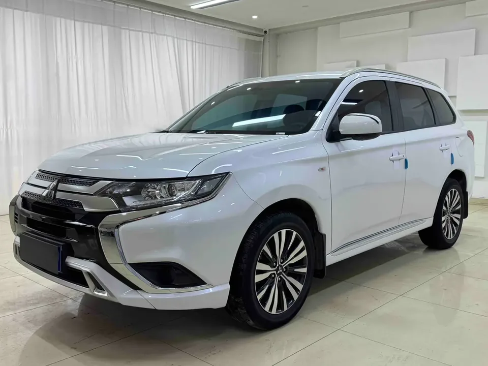 Mitsubishi Outlander Outlander 2021 facelift 2.0L 2WD 5-seater 2022 — photo 1, buy with delivery to Moscow