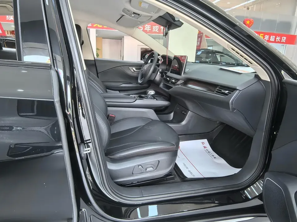 Hongqi E-QM5 charging 431km enjoyment version 5 seats 2023 — миниатюра 3