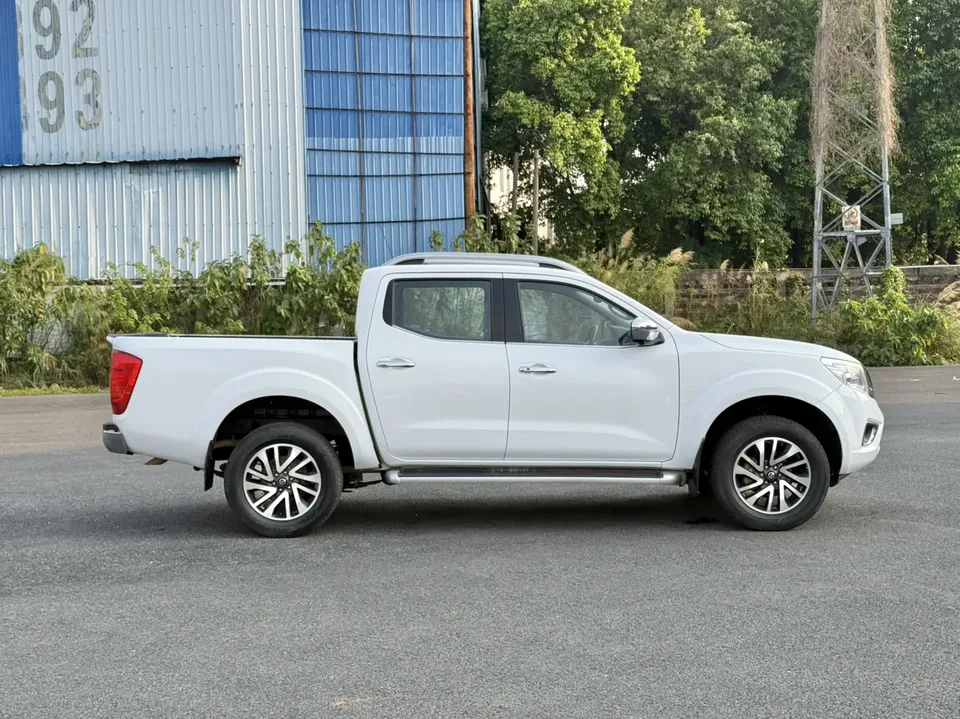 Nissan Navara 2.5L automatic four-wheel drive premium model QR25 2022 — миниатюра 2