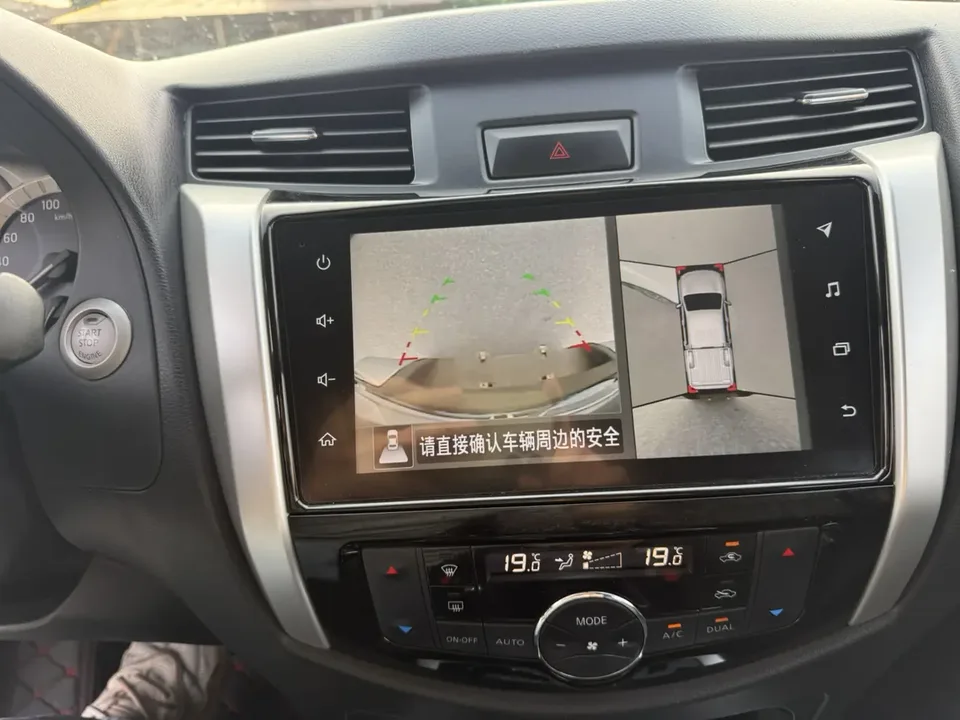 Nissan Navara 2.5L automatic four-wheel drive premium model QR25 2022 — миниатюра 3