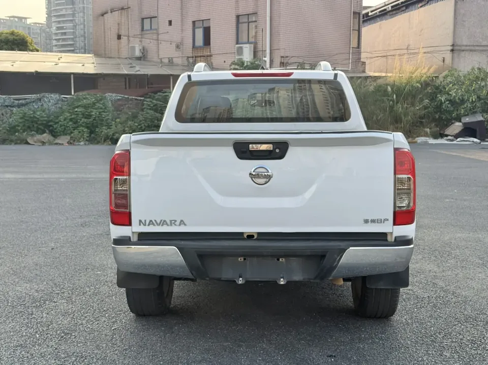 Nissan Navara 2.5L automatic four-wheel drive premium model QR25 2022 — миниатюра 5