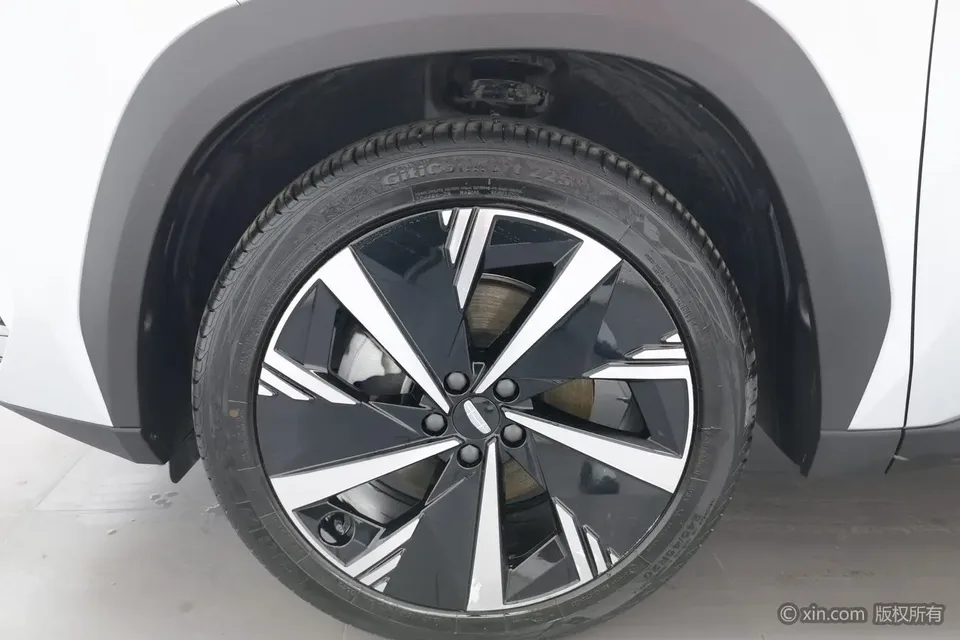 Geely Atlas L Boyue L 2023 1.5TD DCT Premium Edition 2023 — миниатюра 2