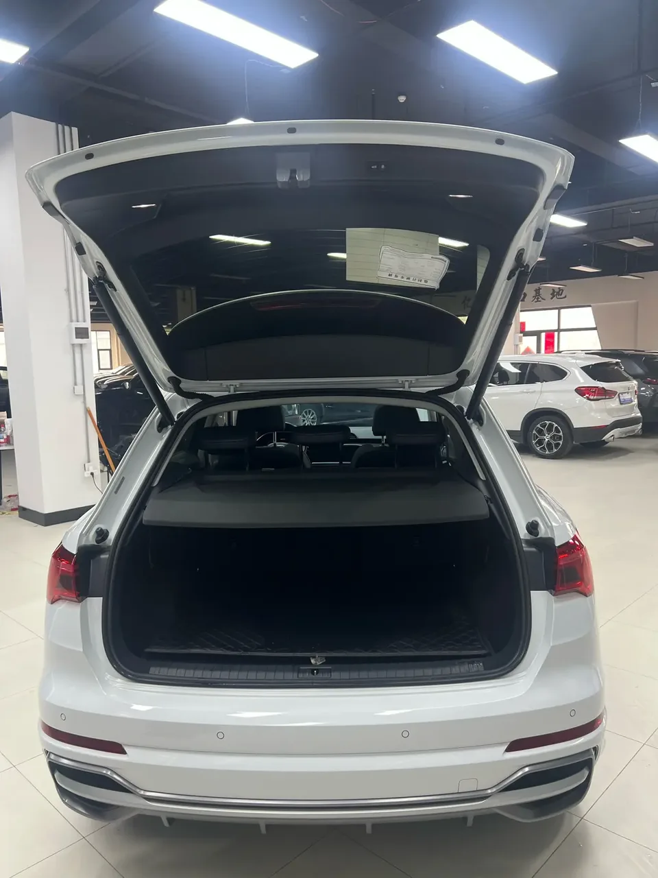 Audi Q3 Audi Q3 2022 35 TFSI aggressive and dynamic model 2022 — миниатюра 3