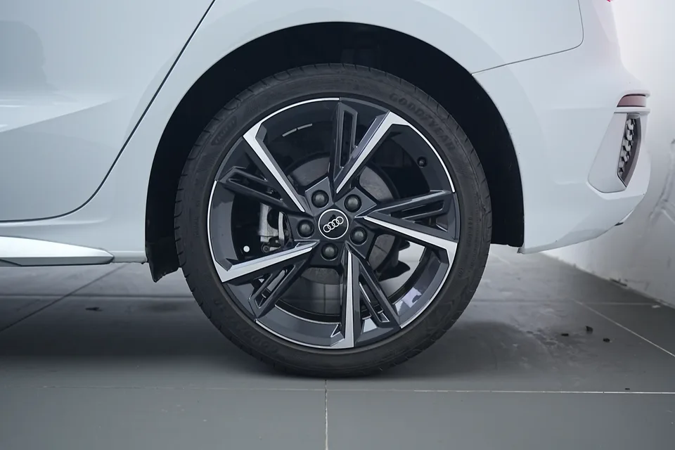 Audi A3 Sportback 35 TFSI stylish and sporty 2022 — фото 1, купить с доставкой в Москву