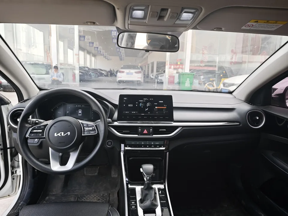 Kia K3 facelift 1.5L CVT fashion version 2022 — миниатюра 5