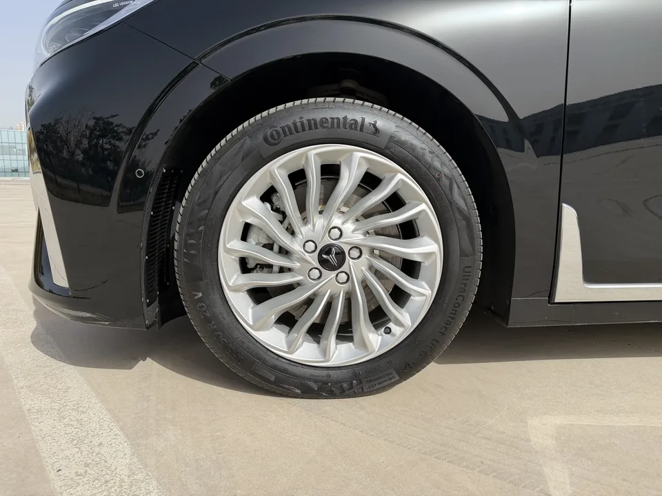 Voyah Lantu Dreamer PHEV Lantu Dreamer PHEV 2024 Extra Long Range Premium Edition 2024 — thumbnail 3
