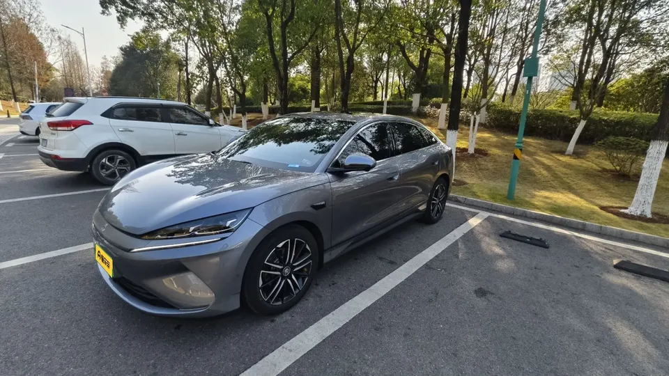 BYD Qin L EV 2025