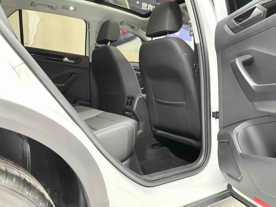 Volkswagen T-Roc Tange 280TSI DSG Two-Wheel Drive Comfort Smart Connected Edition 2022 — миниатюра 5
