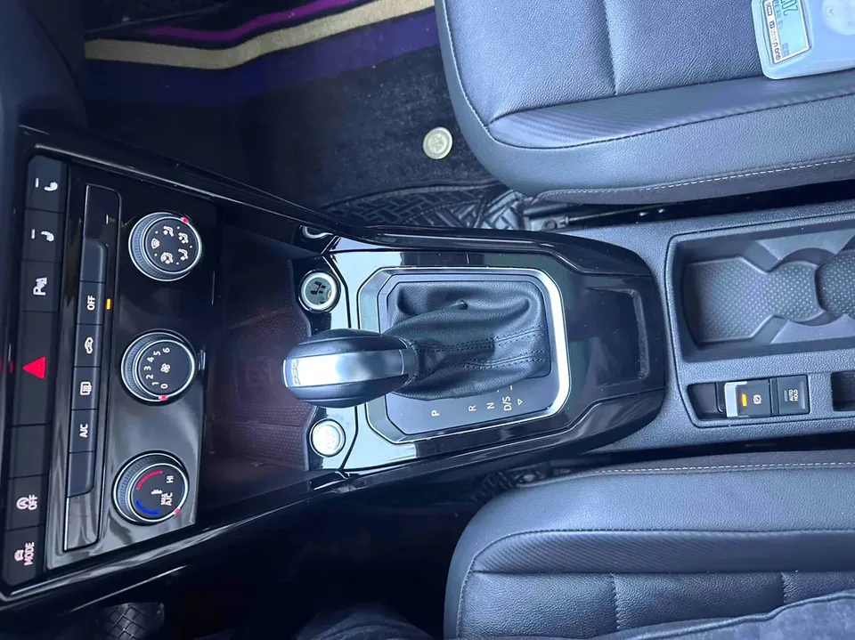 Volkswagen T-Roc Tange 280TSI DSG two-wheel drive comfort PLUS 2022 — миниатюра 5