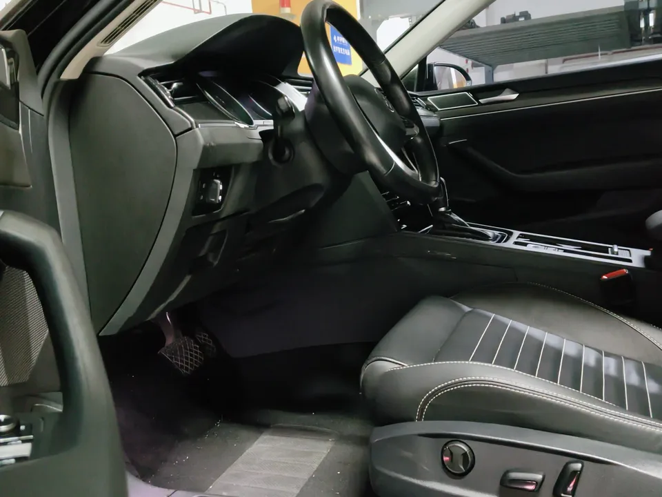 Volkswagen Magotan 330TSI DSG 30th Anniversary Edition 2022 — миниатюра 3