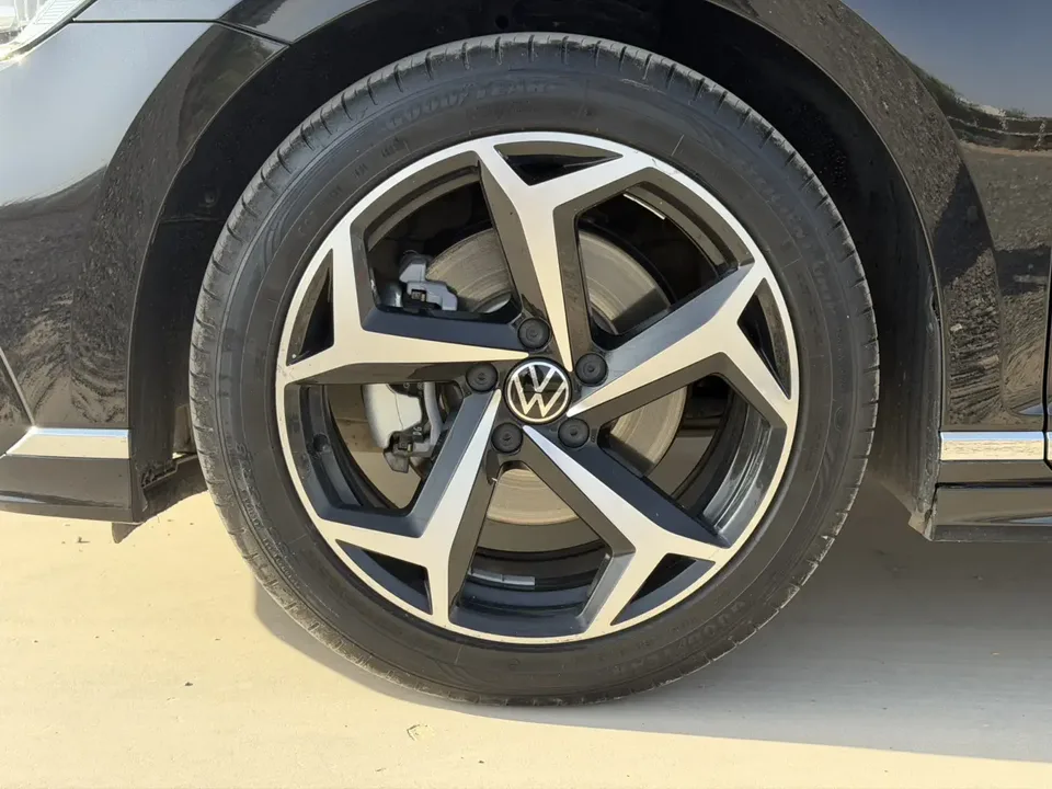 Volkswagen Magotan Magotan 2023 2 million commemorative edition 330TSI DSG leading model 2024 — миниатюра 3