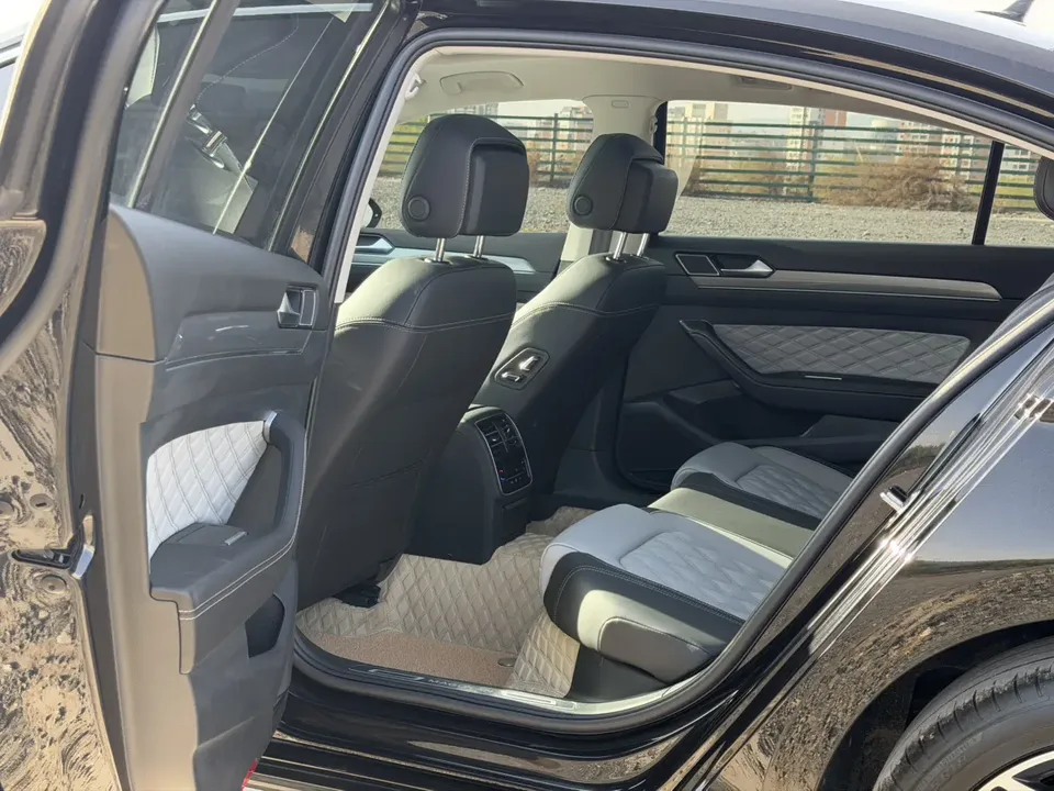Volkswagen Magotan Magotan 2023 2 million commemorative edition 330TSI DSG leading model 2024 — миниатюра 5