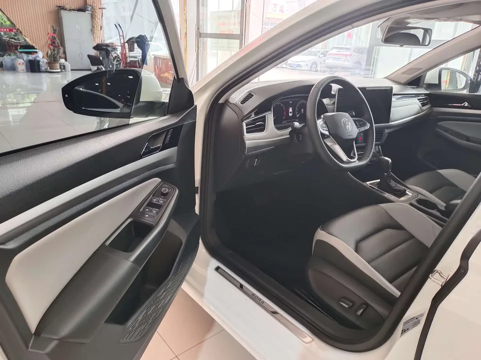 Volkswagen Bora 300TSI DSG Premium Edition 2023 — миниатюра 5