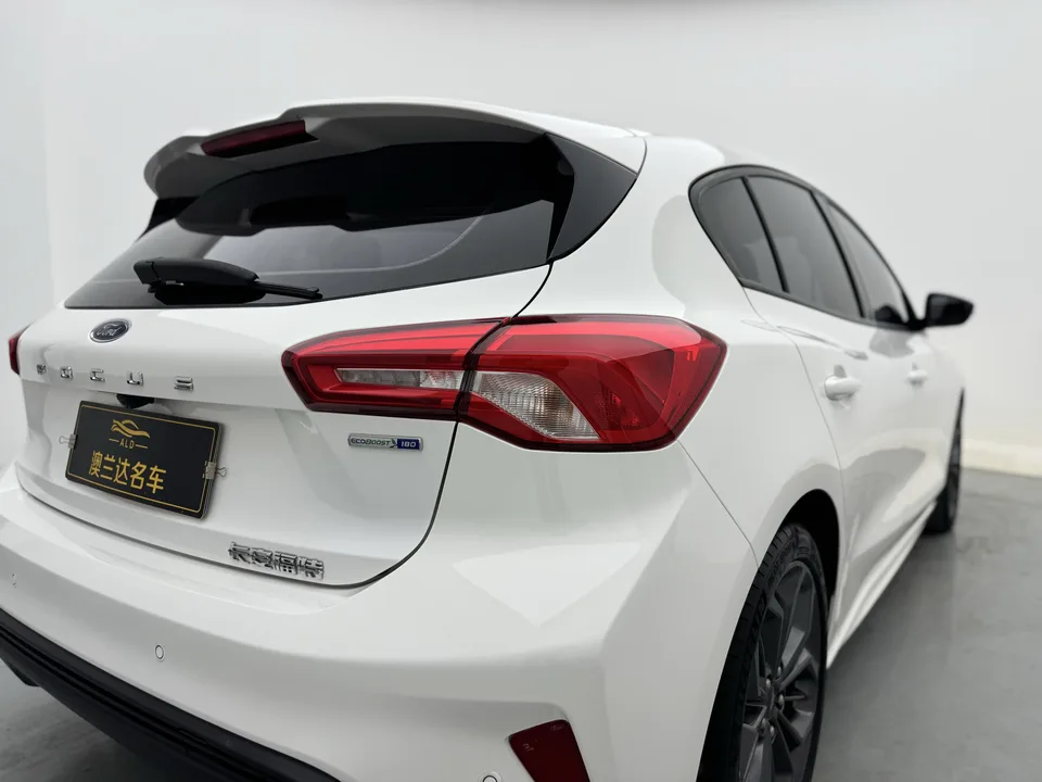 Ford Focus hatchback EcoBoost 180 automatic ST Line 2023 — миниатюра 2