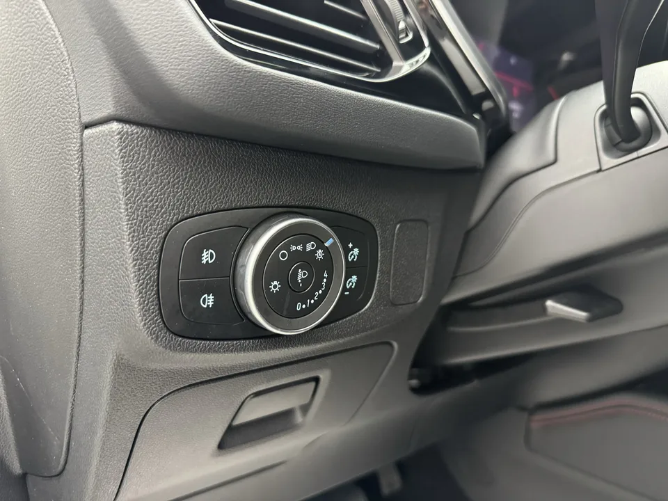 Ford Focus hatchback EcoBoost 180 automatic ST Line 2023 — миниатюра 3