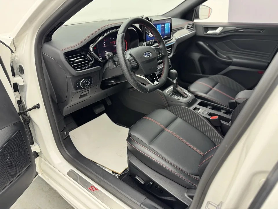 Ford Focus hatchback EcoBoost 180 automatic ST Line 2023 — миниатюра 4