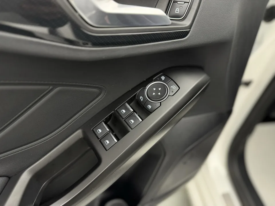 Ford Focus hatchback EcoBoost 180 automatic ST Line 2023 — миниатюра 5
