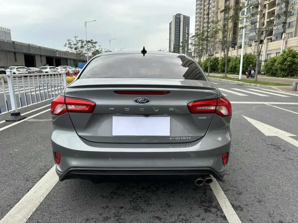 Ford Focus sedan EcoBoost 180 automatic ST Line 2022 — миниатюра 2