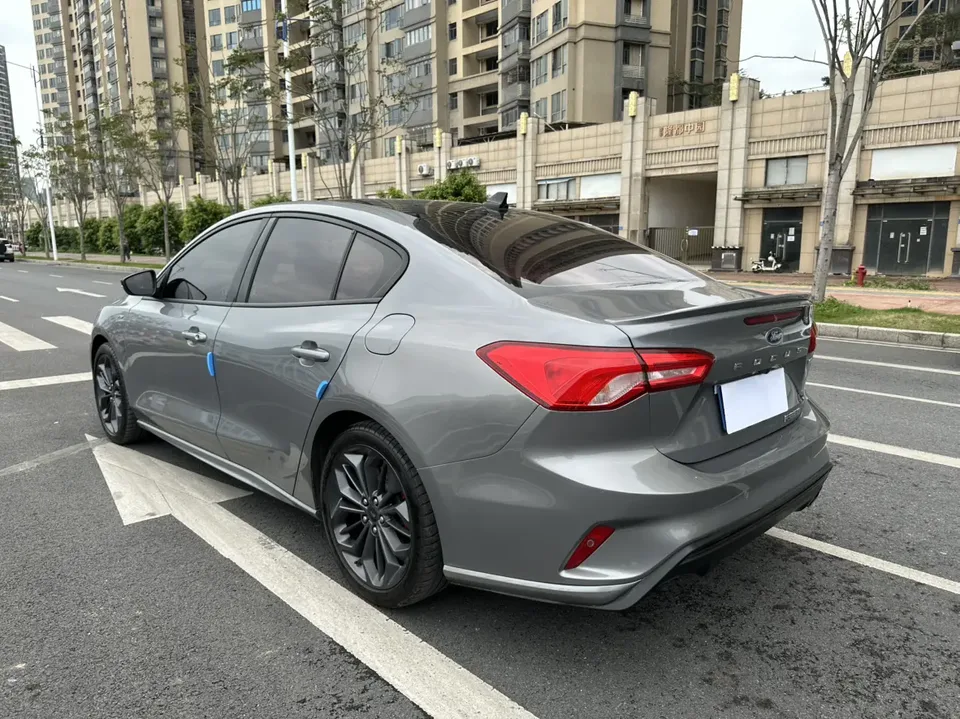 Ford Focus sedan EcoBoost 180 automatic ST Line 2022 — миниатюра 4