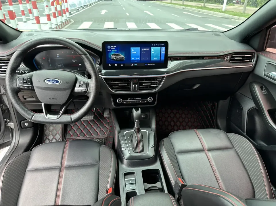 Ford Focus sedan EcoBoost 180 automatic ST Line 2022 — миниатюра 5