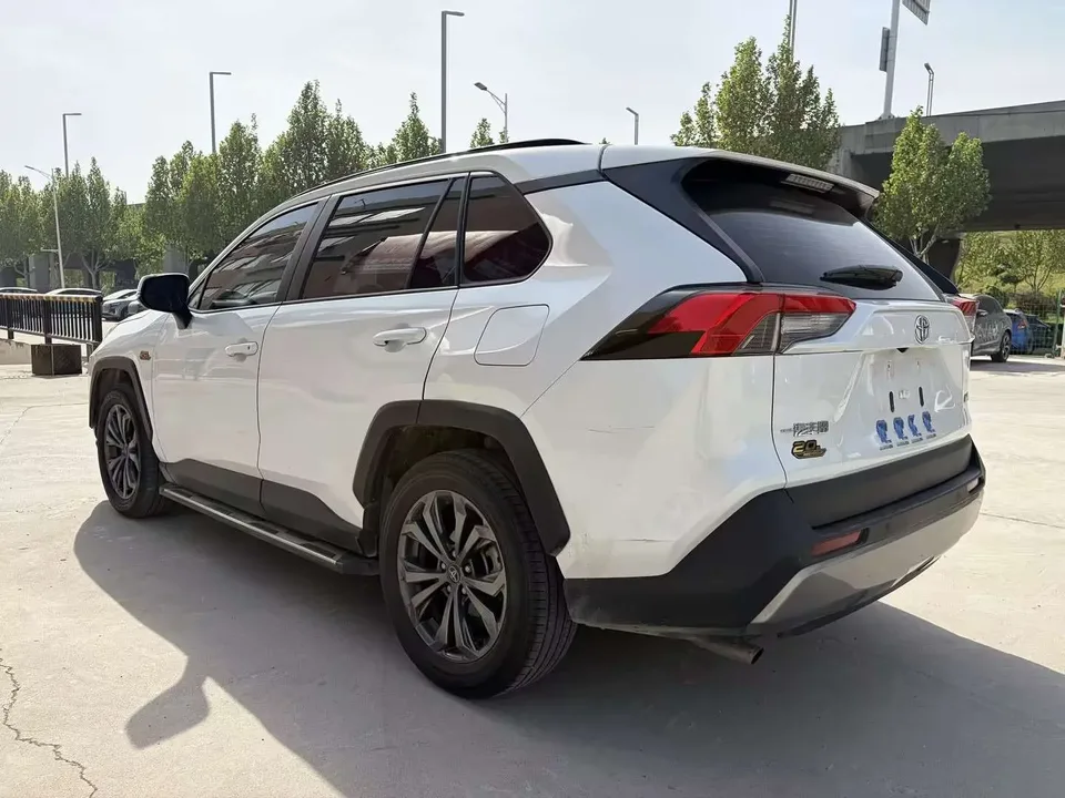 Toyota RAV4 2.0L CVT 2WD 20th Anniversary Platinum Edition 2023 — миниатюра 2