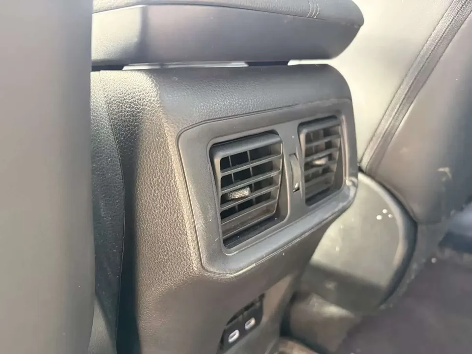 Toyota RAV4 2.0L CVT 2WD 20th Anniversary Platinum Edition 2023 — миниатюра 3