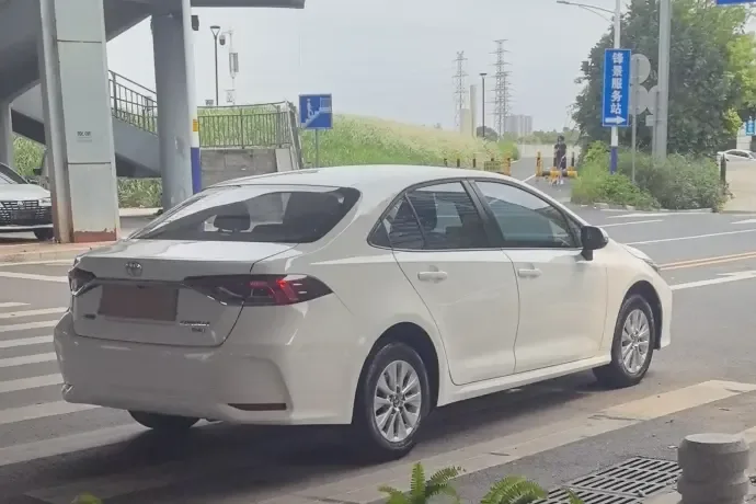 Toyota Corolla 1.2T S-CVT Pioneer Edition 2023 — миниатюра 2
