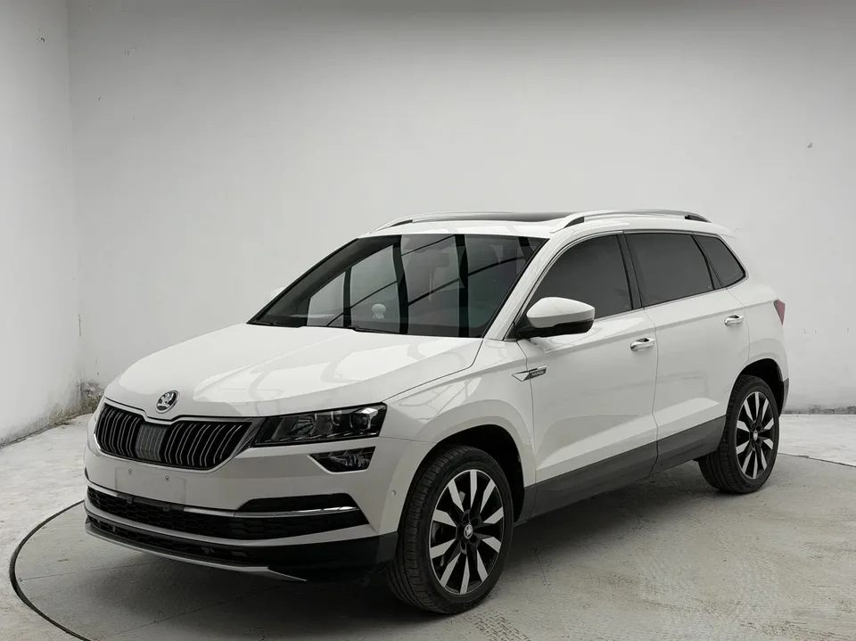 Skoda Karoq Korok 2021 TSI280 Deluxe Edition 2022 — фото 1, купить с доставкой в Москву