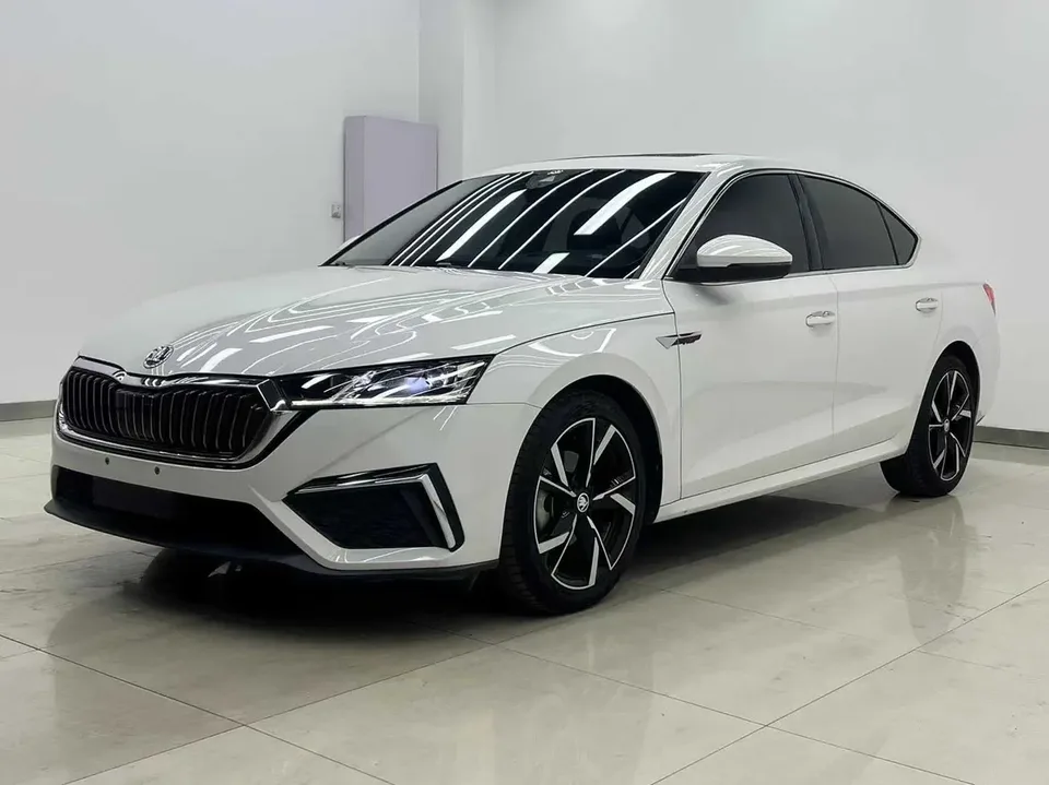 Skoda Octavia PRO TSI280 DSG Exclusive Edition 2022 — фото 1, купить с доставкой в Москву