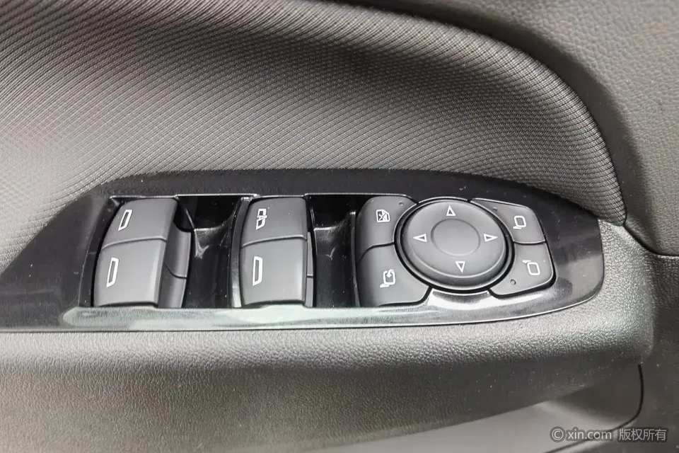 Chevrolet Equinox light hybrid 2.0T RS smart expansion version 2024 — миниатюра 5