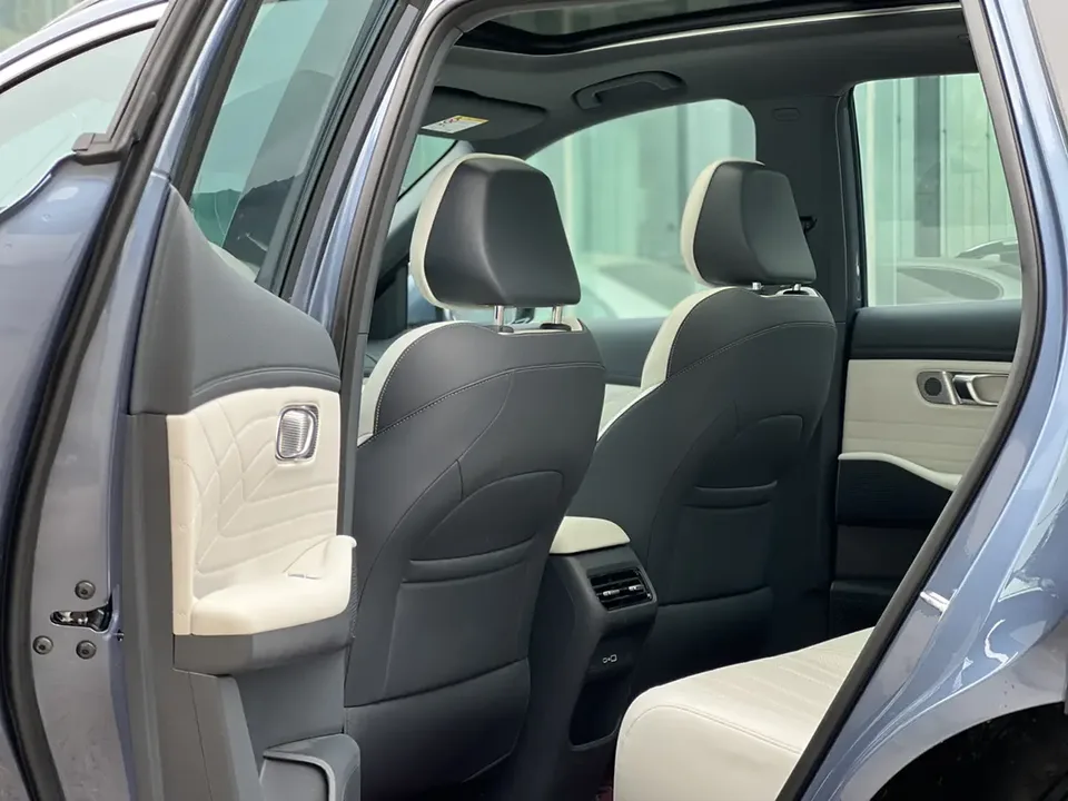 Geely Galaxy Starship 7 EM-i Galaxy Starship 7 EM-i 2025 120KM Exploration+ Edition 2024 — миниатюра 3