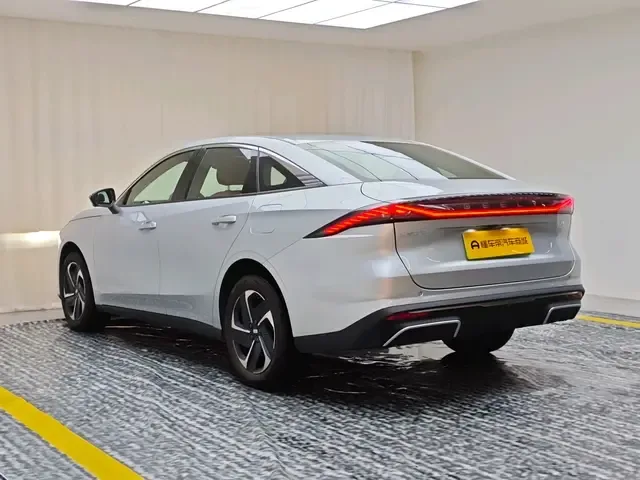 Geely Galaxy L6 1.5 EM-i DHT 140KM Exploration+ Edition 2026 — миниатюра 2