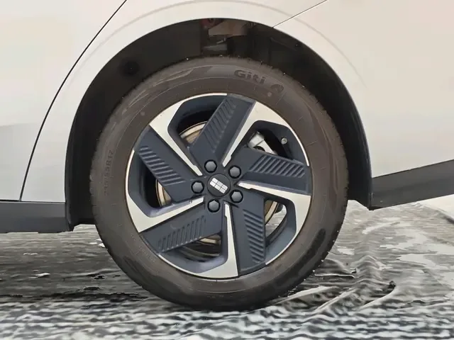 Geely Galaxy L6 1.5 EM-i DHT 140KM Exploration+ Edition 2026 — миниатюра 3