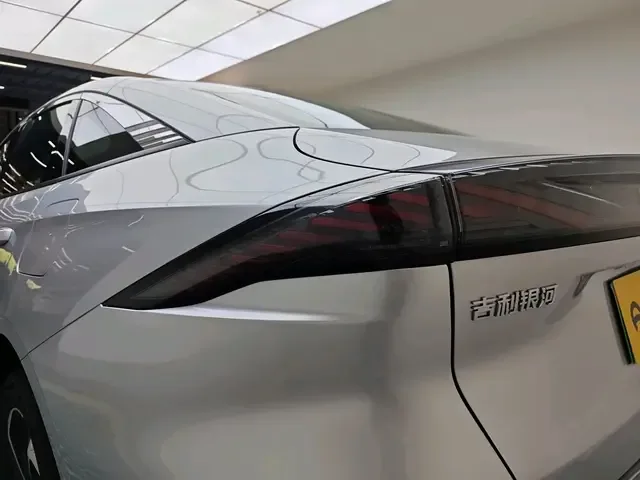 Geely Galaxy L6 1.5 EM-i DHT 140KM Exploration+ Edition 2026 — миниатюра 4