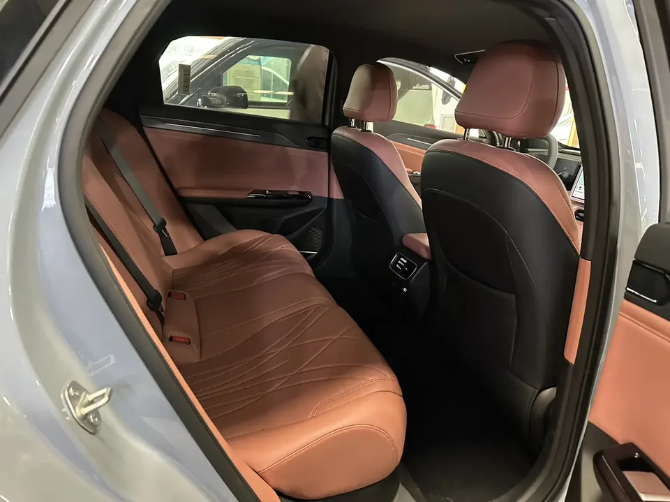 Geely Galaxy L6 1.5 EM-i DHT 140KM Exploration+ Edition 2025 — миниатюра 3