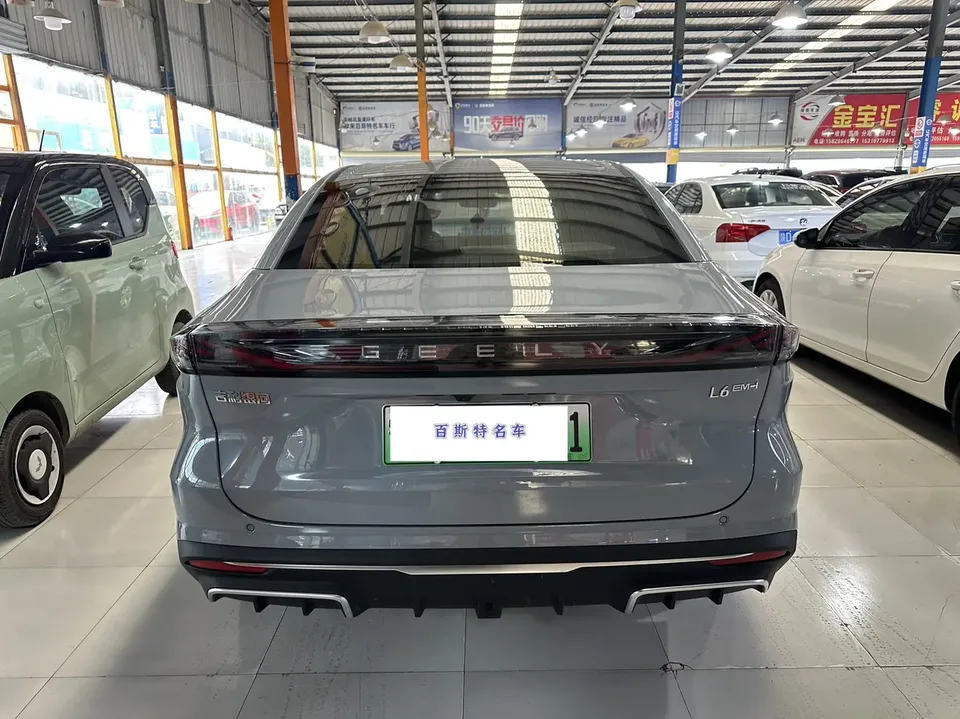 Geely Galaxy L6 1.5 EM-i DHT 140KM Exploration+ Edition 2025 — миниатюра 4