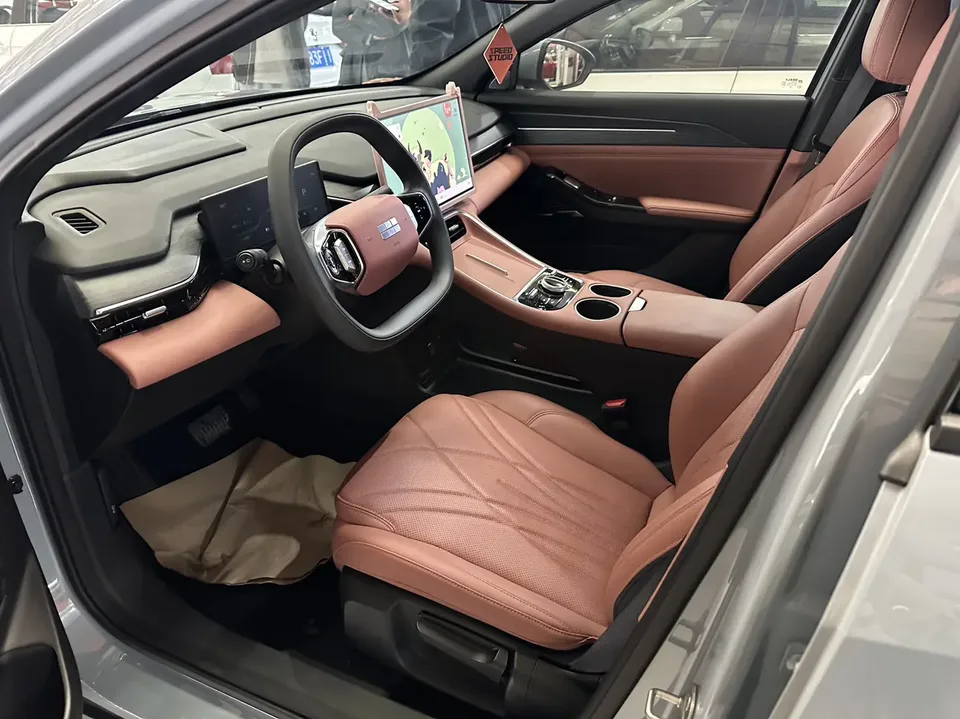 Geely Galaxy L6 1.5 EM-i DHT 140KM Exploration+ Edition 2025 — миниатюра 5