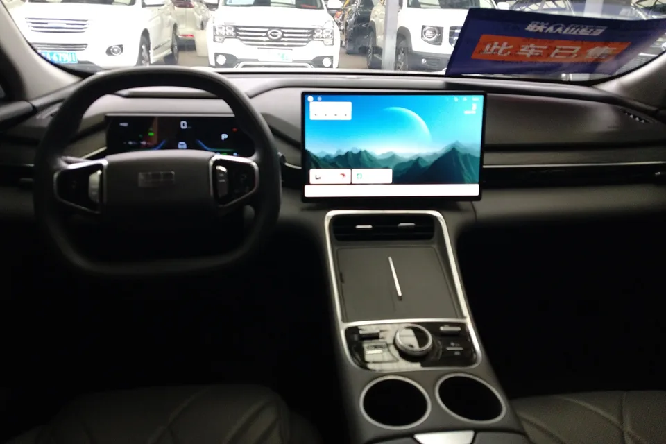 Geely Galaxy L6 1.5 EM-i DHT 60KM Sailing Edition 2025 — миниатюра 2