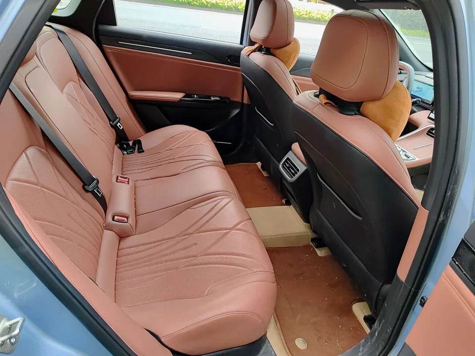 Geely Galaxy L6 1.5 EM-i DHT 140KM Exploration+ Edition 2025 — миниатюра 3
