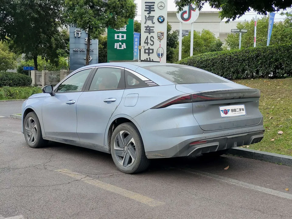 Geely Galaxy L6 1.5 EM-i DHT 140KM Exploration+ Edition 2025 — миниатюра 4