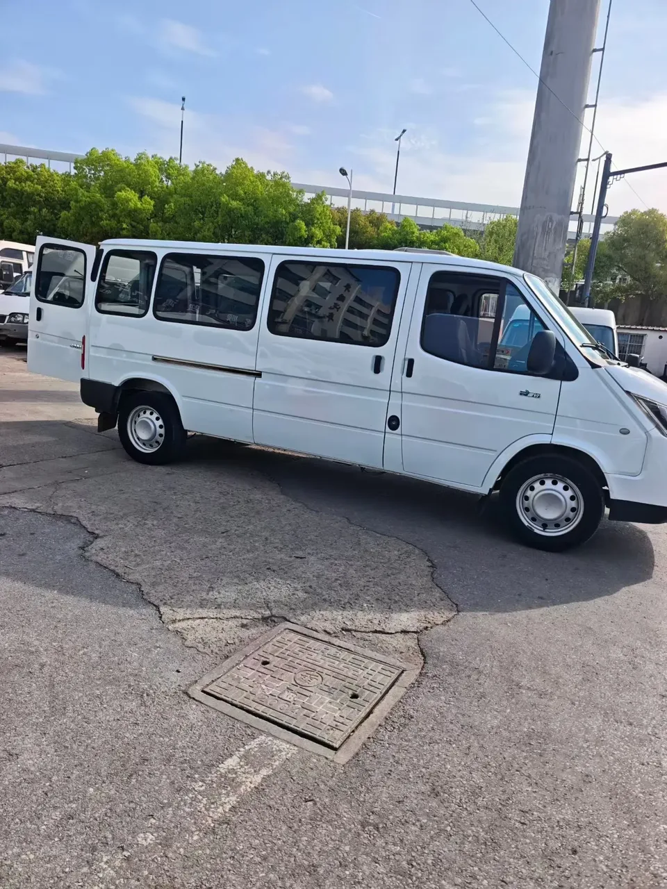 Jiangling Teshun 2.8T Space King Taurus Long Axis Medium High Roof Rear Single Tire - 6-seater Diesel National VI JX493 2022 — миниатюра 2