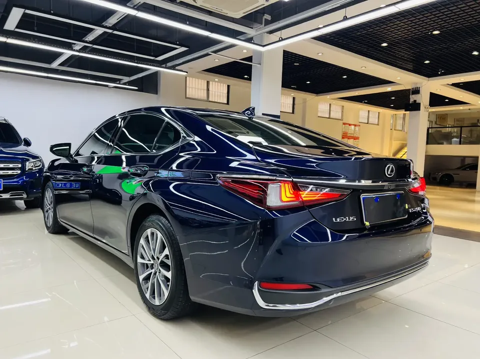Lexus ES 200 Excellence Edition 2023 — миниатюра 2