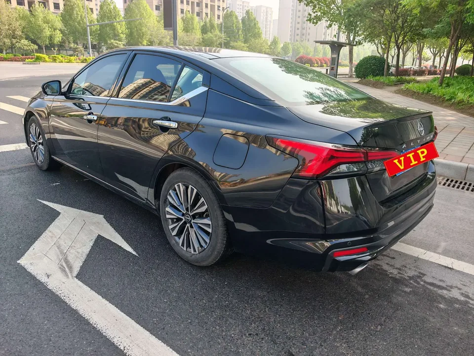 Nissan Altima 2.0L SV Black Gold Edition 2024 — миниатюра 4
