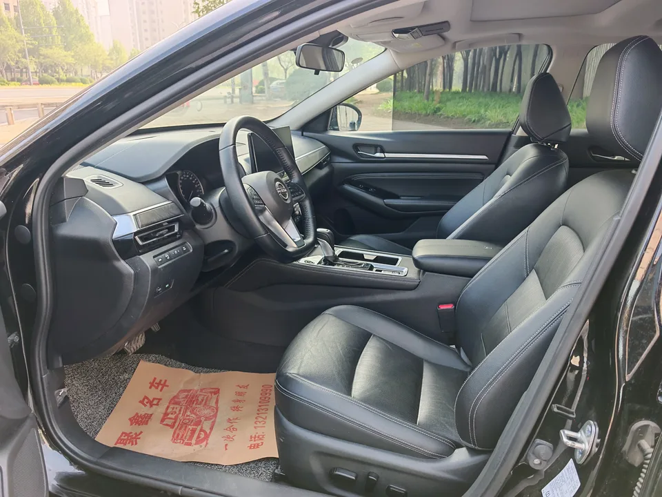 Nissan Altima 2.0L SV Black Gold Edition 2024 — миниатюра 5