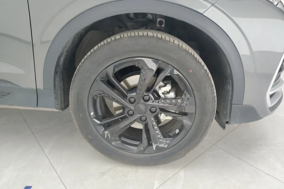 Geely Coolray SX11 Binyue 2025 Binyue L 1.5TD DCT Star Edition 2025 — миниатюра 3