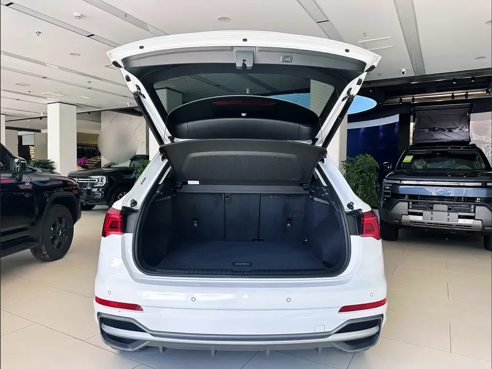 Audi Q3 Audi Q3 2022 35 TFSI aggressive and dynamic model 2023 — миниатюра 5